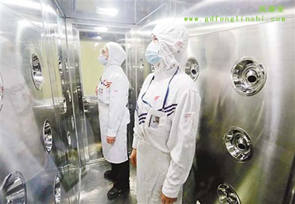 工作人員在風(fēng)淋室內(nèi)除塵凈化 工作人員在風(fēng)淋室內(nèi)除塵凈化