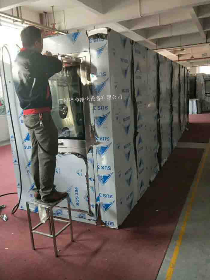 1590型風(fēng)淋室-標(biāo)準(zhǔn)雙人風(fēng)淋室是人/貨物進(jìn)出潔凈室常用的一種凈化裝置。