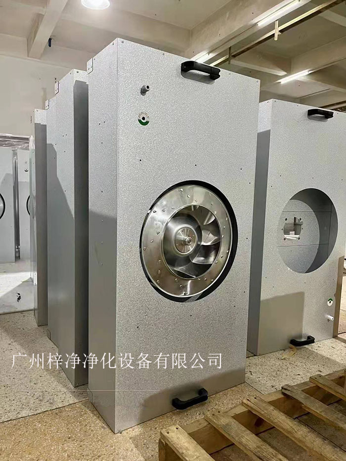 直流FFU適用于半導(dǎo)體、電子、平板顯示器和磁盤驅(qū)動器的廠家及光學(xué)、生物工業(yè)及其它對空氣中污染有嚴格控制要求的地方。