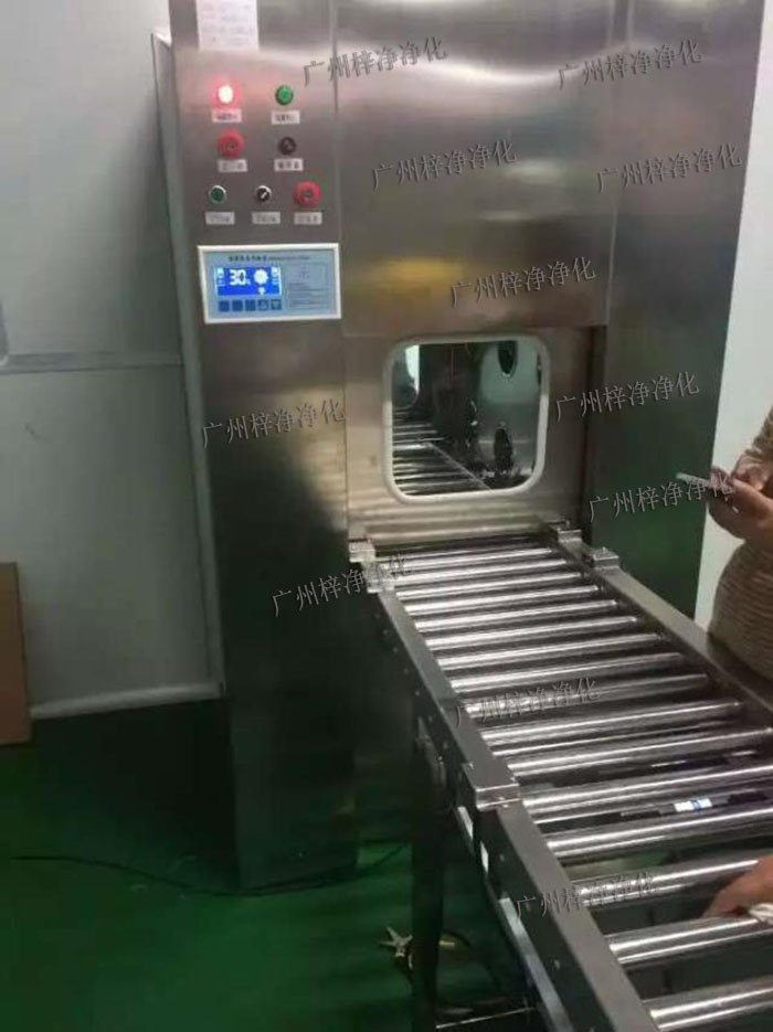 輸送線風淋傳遞窗與輸送線貨淋室是潔凈室中用于物品傳遞和空氣凈化的關(guān)鍵設(shè)備。