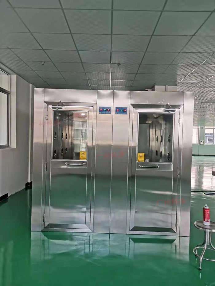 風淋室主要功能是確保工作人員在進入潔凈區(qū)前，通過吹淋去除身上的塵埃和微粒。