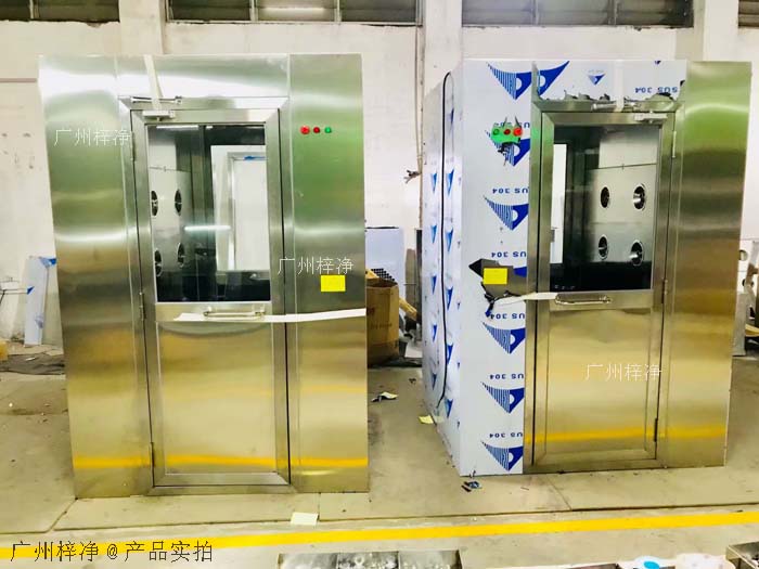 風(fēng)淋室安裝地面應(yīng)平整、堅(jiān)實(shí)，無油污、水漬等。