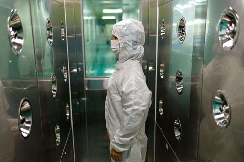 風(fēng)淋室和貨淋室吹淋過程產(chǎn)生的灰塵通過三重機(jī)制實(shí)現(xiàn)定向處理。