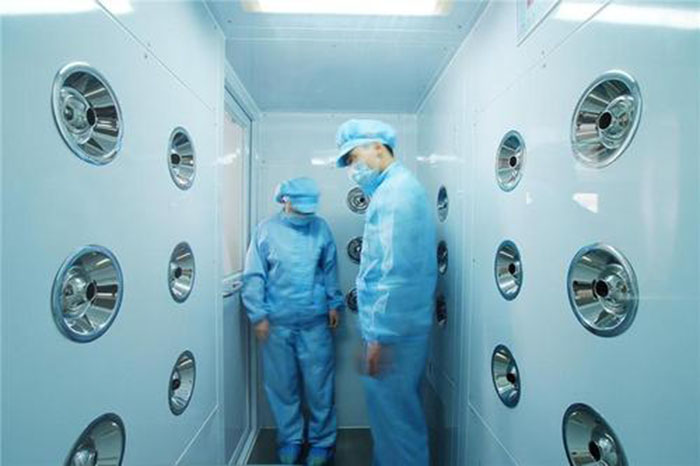 進入風淋室前，應佩戴專用鞋套和帽子，鞋套應與地面接觸面完全覆蓋，帽子則應能覆蓋頭發(fā)，防止頭發(fā)飛揚。