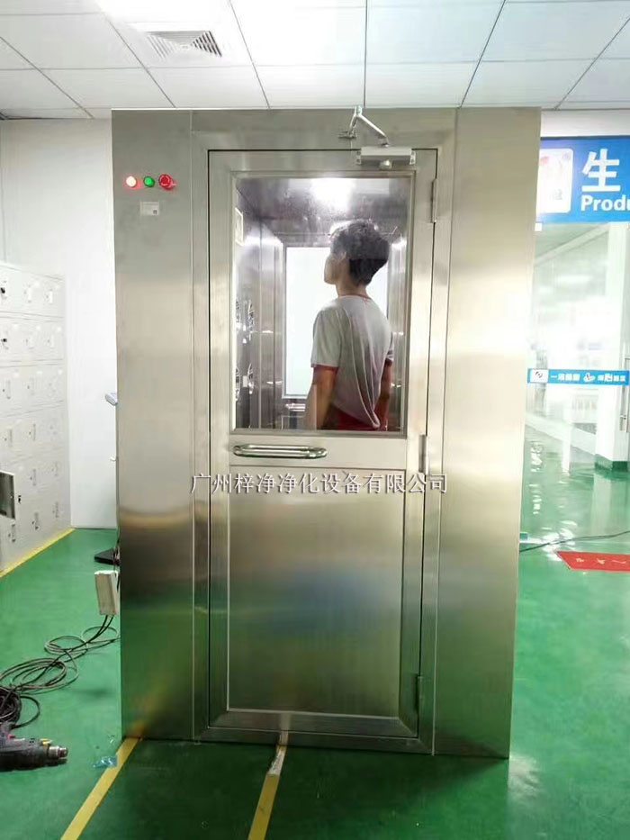 風(fēng)淋室廣泛應(yīng)用于電子、制藥、食品、精密儀器制造等行業(yè)。