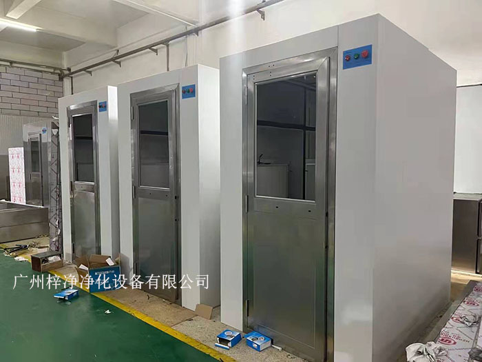 風(fēng)淋室作為潔凈室的人身凈化裝置，對(duì)于維持潔凈室的潔凈度至關(guān)重要。