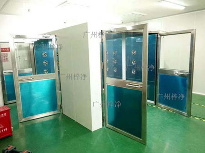 轉(zhuǎn)角風(fēng)淋室應(yīng)安裝在潔凈車間內(nèi)部人流物流頻繁且潔凈度要求較高的區(qū)域。通常位于轉(zhuǎn)角或門口等關(guān)鍵位置。