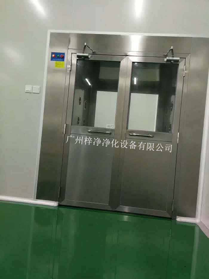 風淋室的主要功能是利用高速氣流對人體或物品進行吹淋，迅速去除其表面的塵埃和微粒，從而達到潔凈的目的。