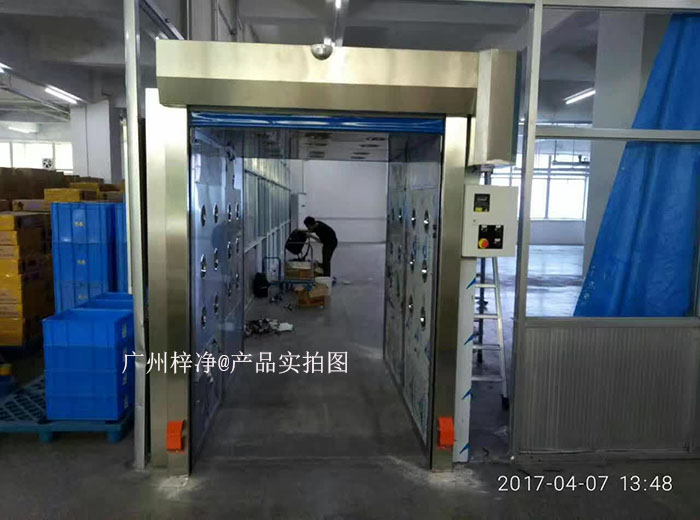 快速卷簾門風淋室和快速卷簾門貨淋室的工作原理主要基于高效過濾器和快速氣流交換。