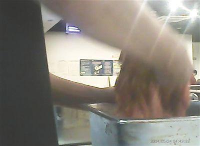 在開餐前，烤肉店一名員工正徒手攪拌肉片。
