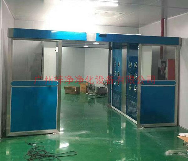 現(xiàn)場(chǎng)安裝中的全自動(dòng)平移門(mén)風(fēng)淋室圖片二 現(xiàn)場(chǎng)安裝中的全自動(dòng)平移門(mén)風(fēng)淋室圖片二